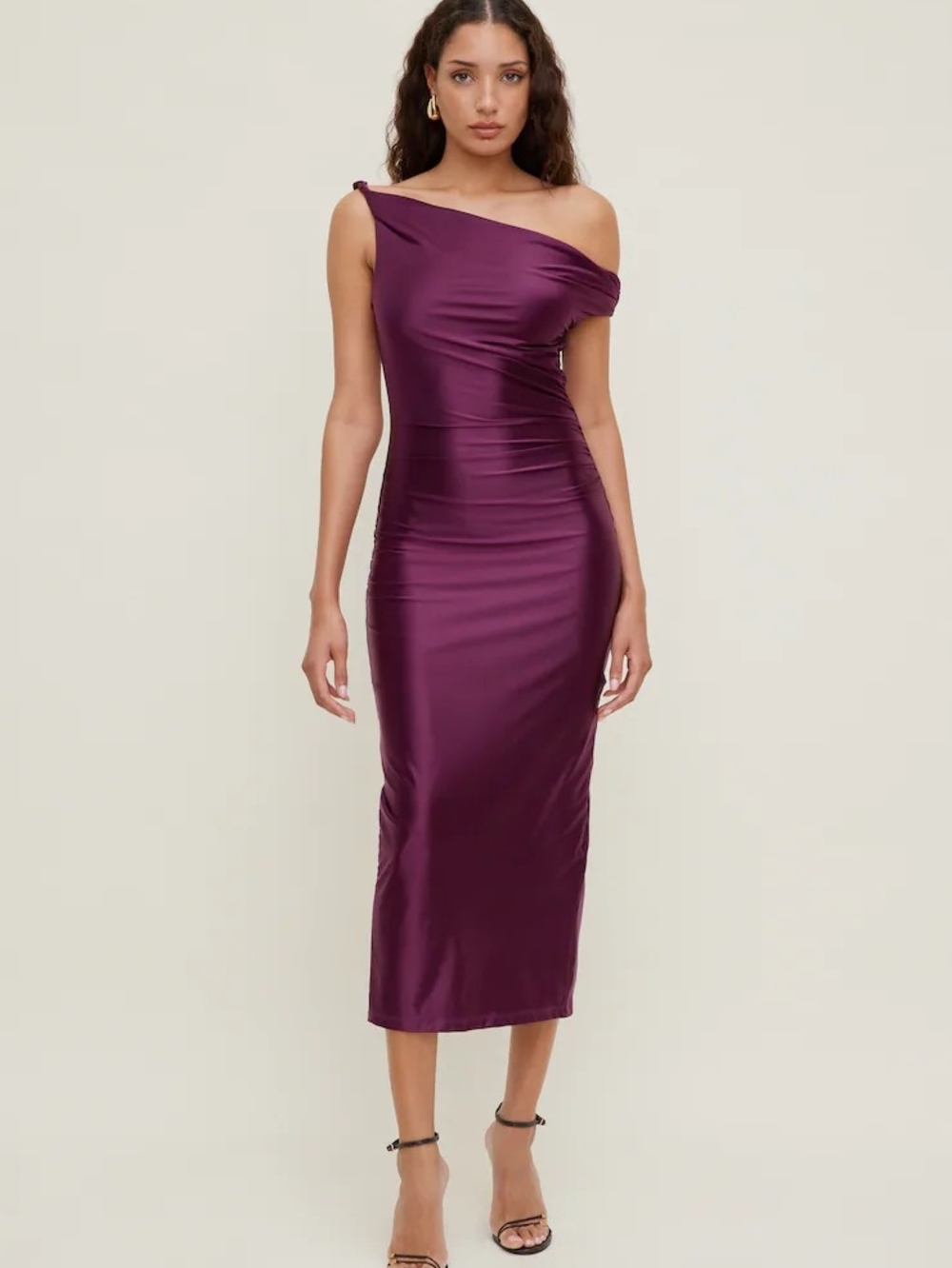 Dynamite Jayde One-Shoulder Ruched Satin Midi Dress in Plum Caspia